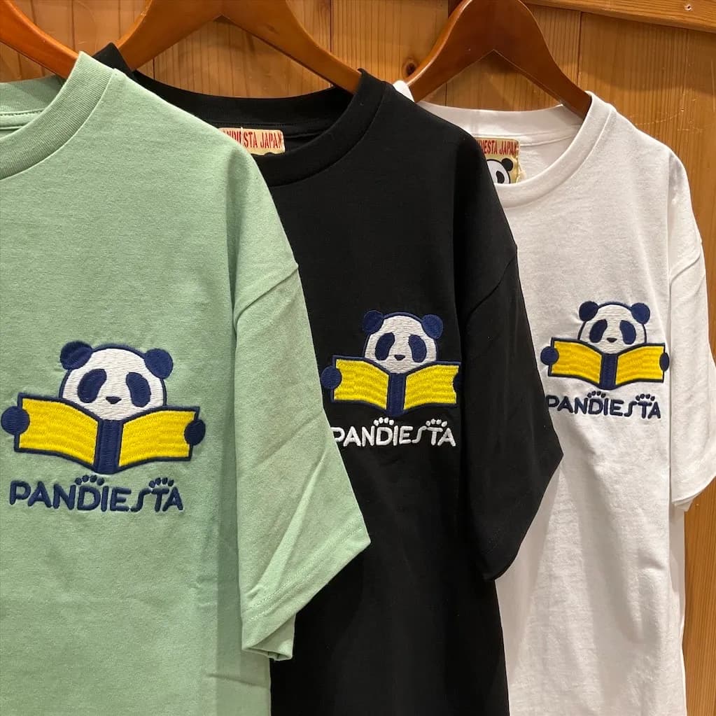 【PANDIESTA JAPAN】“リーディングパンダ”Tシャツ
