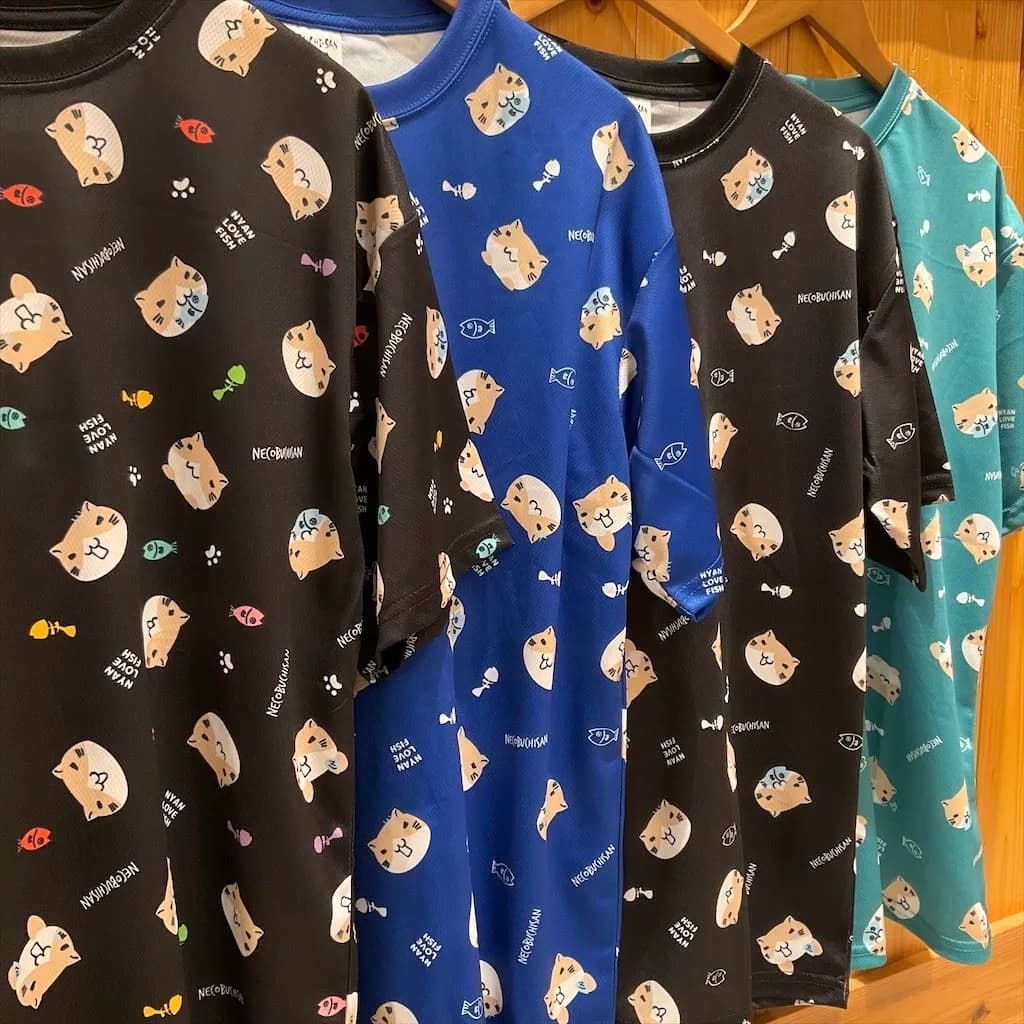 【NECOBUCHI-SAN】“猫渕さん“総柄ドライTシャツ