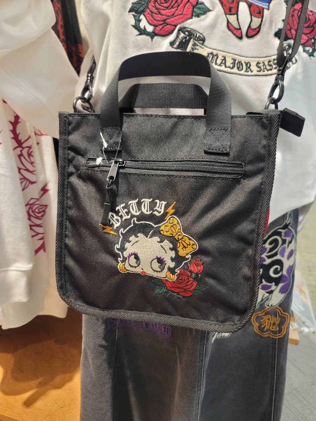 【BETTY BOOP】やんちゃベティ刺繍入りショルダーバッグ