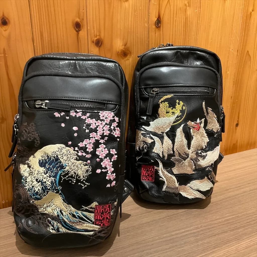 【絡繰魂】“ 神奈川沖浪裏/九尾の狐 ”刺繍ボディバッグ