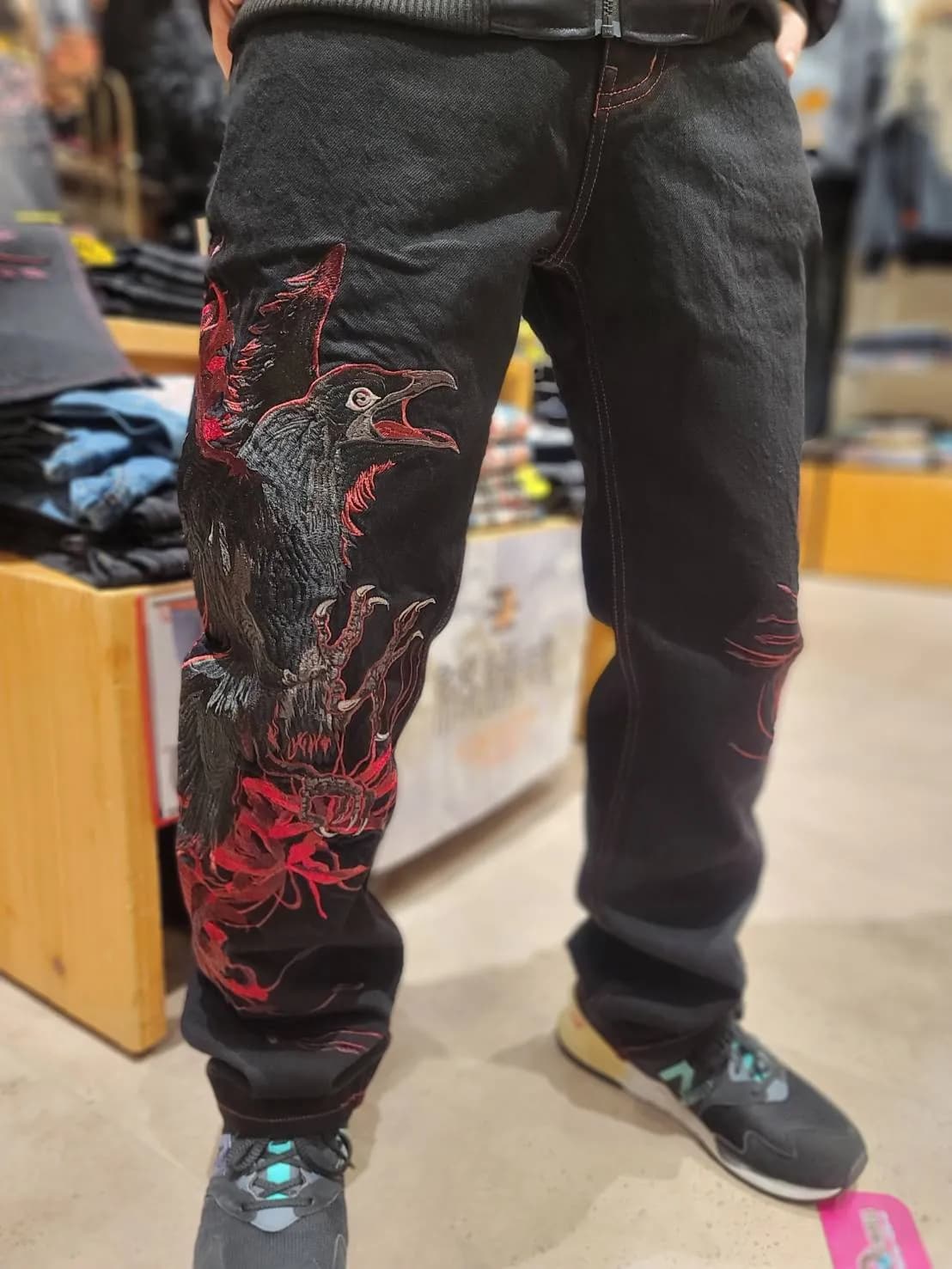 【絡繰魂・粋】八咫烏と彼岸花総刺繍デニムパンツ