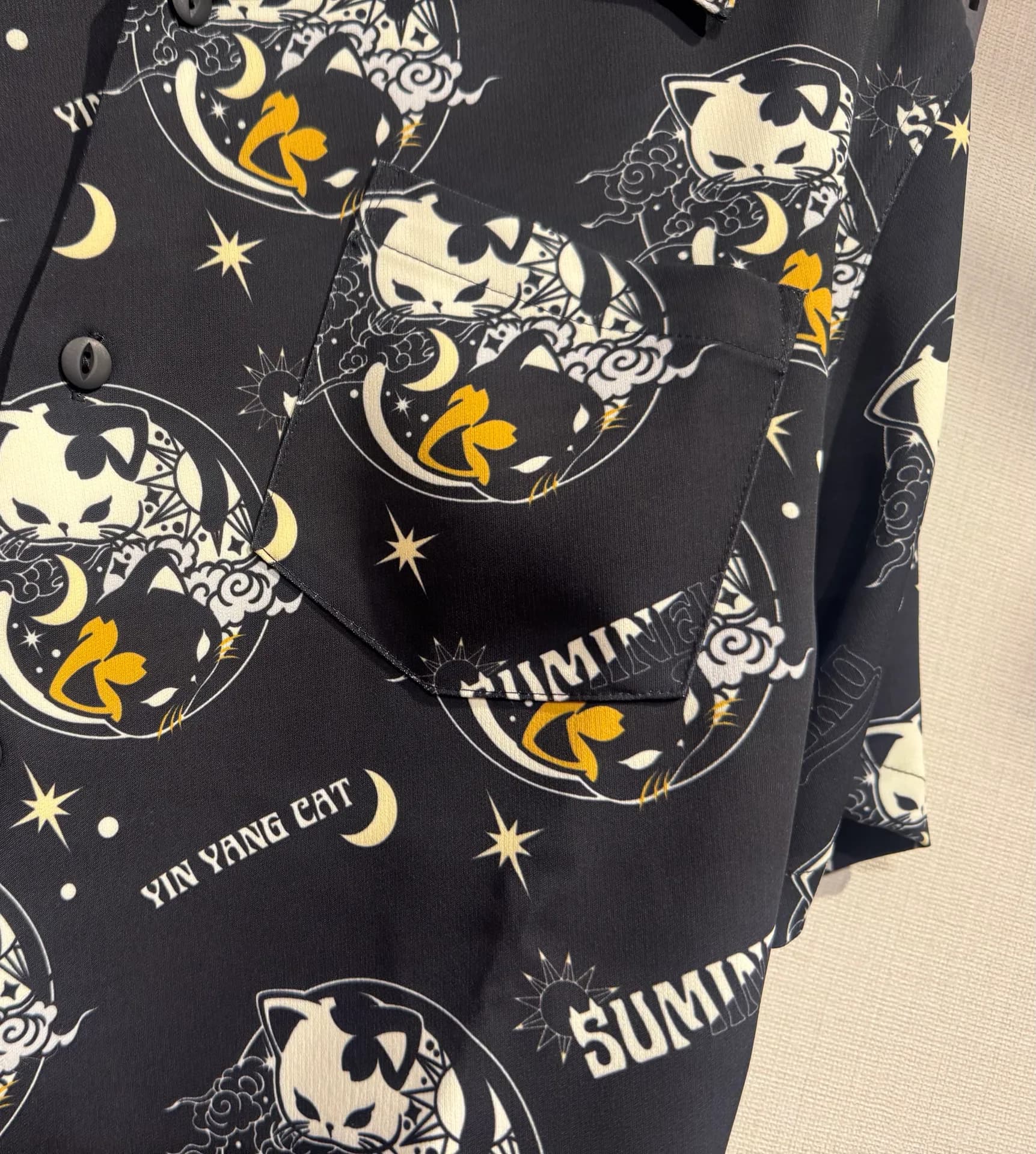 SUMINEKO 陰陽ネコ 総柄シャツ