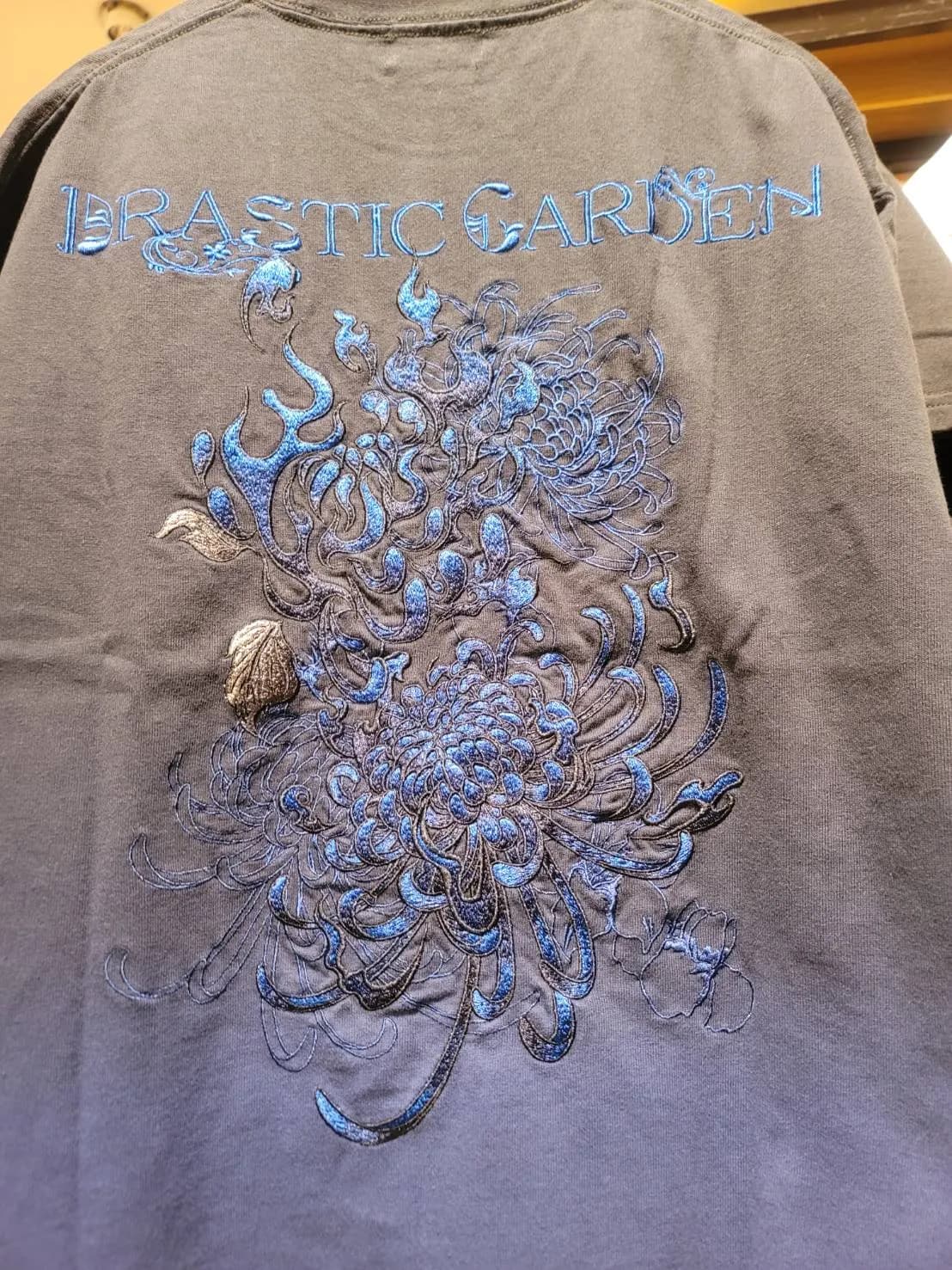 【ドラスティックガーデン】火炎の菊刺繍グラデTシャツ